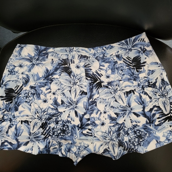 H&M High Waist shortie shorts.  Super cute summer pattern.  Size 4. - Picture 3 of 5